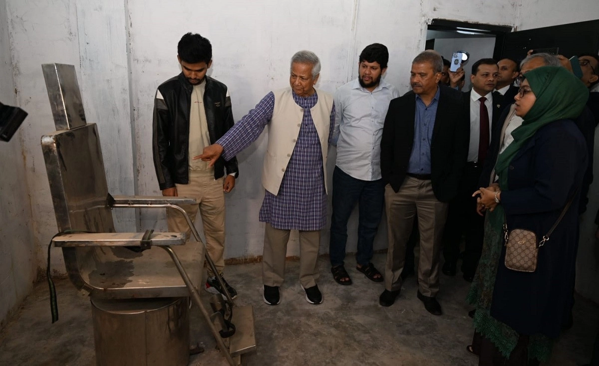 দেশি-বিদেশি গণমাধ্যম নিয়ে আয়নাঘর পরিদর্শনে প্রধান উপদেষ্টা