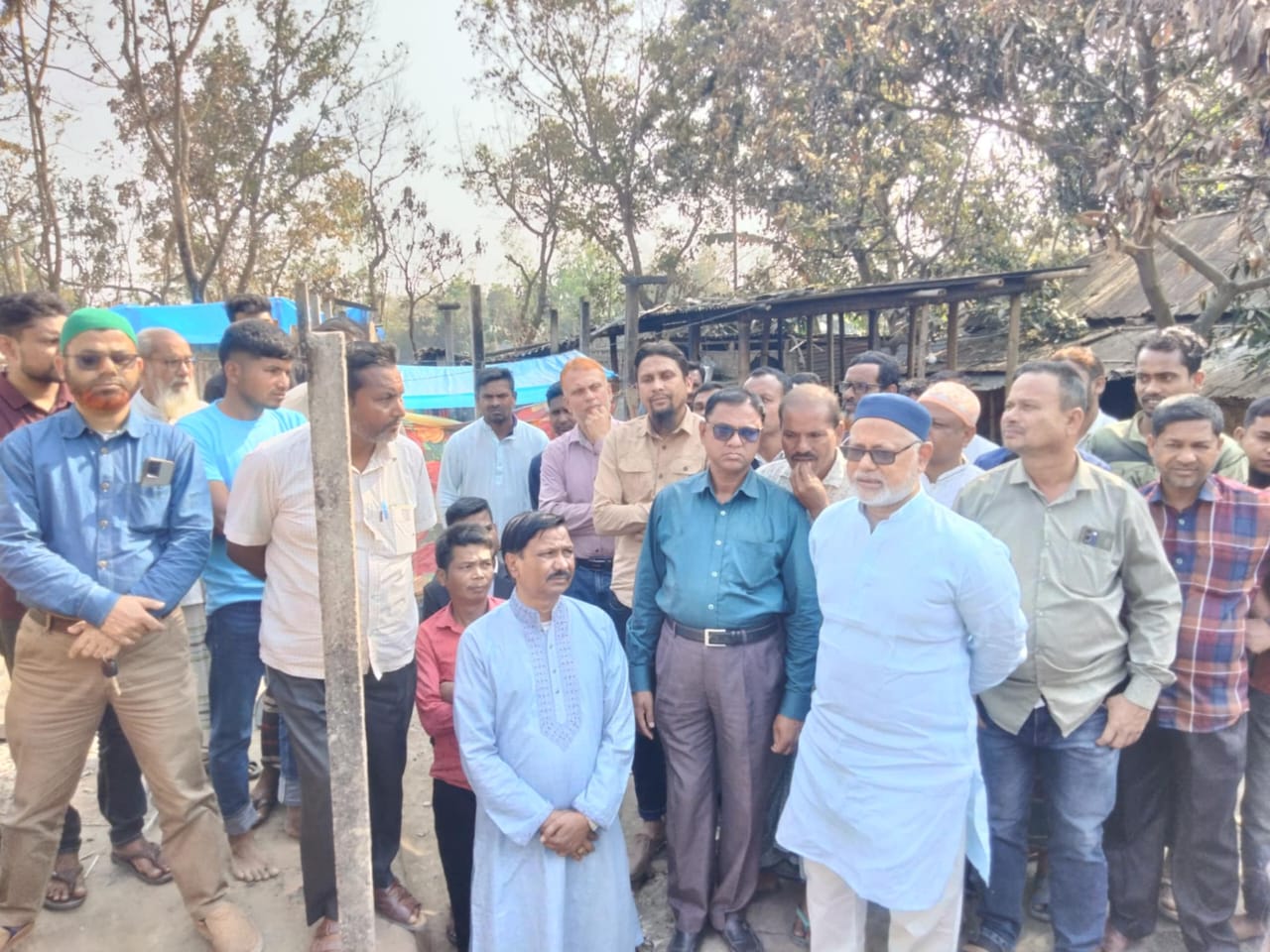 অগ্নিকাণ্ডে ক্ষতিগ্রস্ত ১৫ পরিবারকে সহায়তা দিলেন বিএনপি নেতা মনজুরুল ইসলাম